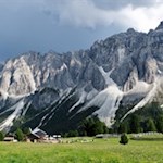 Die Ciampcios Hütte ist in eine idyllische Landschaft gebettet