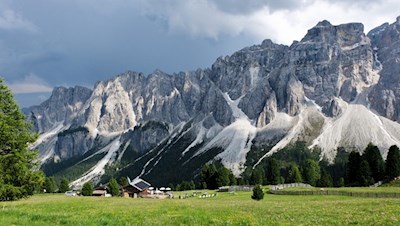 Die Ciampcios Hütte ist in eine idyllische Landschaft gebettet