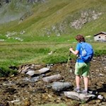 Der Wanderweg zu den Seebergseen quert den seichten Zösenbach