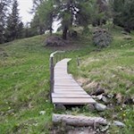 Bretterstege geleiten trockenen Fußes zur Kreuzwiesenalm