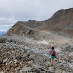 Über geröllbeladenes Gelände zum Gipfelaufbau der Großen Windschar