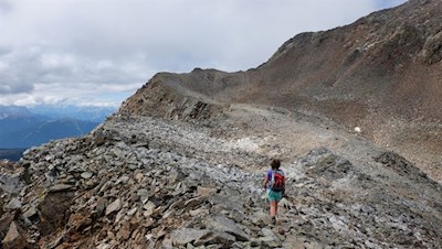 Über geröllbeladenes Gelände zum Gipfelaufbau der Großen Windschar