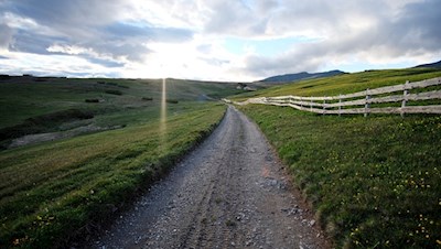 Im Schein der untergehenden Sommersonne zurück zum Parkplatz Kasereck