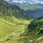 Von der Valtiglalm schlängelt sich der Weg zum Ratschinger Joch