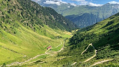 Von der Valtiglalm schlängelt sich der Weg zum Ratschinger Joch