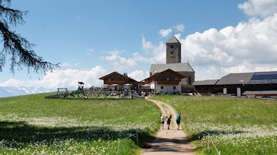 Die Jakobskirche auf der Langfenn zählt zu den beliebtesten Wanderzielen in Südtirol