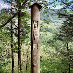 Längs des Riffianer Waalweges künden suggestive Stelen von den Schmerzen Mariens