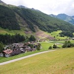 Der erste Teil des Weges folgt der asphaltierten Straße