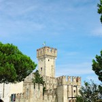 Il castello scaligero di Sirmione gode di un vivace flusso di visitatori ogni giorno