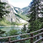 Der Pragser Wildsee darf nur zu Fuß umrundet werden