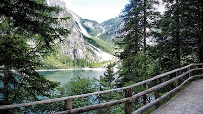 Der Pragser Wildsee darf nur zu Fuß umrundet werden
