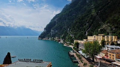 Weithin sichtbar: das markante Ponale Kraftwerk in Riva