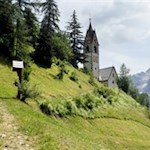 Die-Barbara-Kapelle-thront-auf-einem-malerischen-Hügel