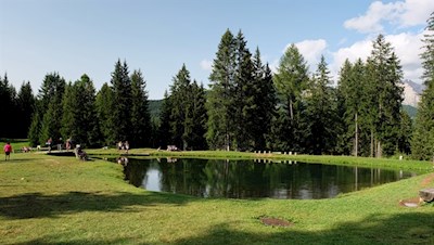 Auf dem Rückweg lohnt ein kurzer Abstecher zum lauschigen See