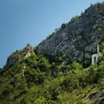 La cappella di Santa Barbara troneggia al centro del massiccio della Rocchetta
