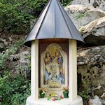 Längs des Weges trifft man auf einige Bildstöcke