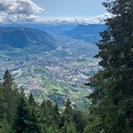 Wandern hoch über Meran