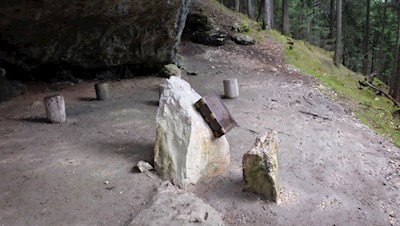 Im eisernen Geschichtsbuch wurden anregende Geschichten und Lieder aus dem Mittelalter gesammelt