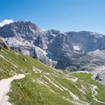 Vor der malerischen Kulisse der ringsum aufragenden Dolomiten zur Büllelejochhütte