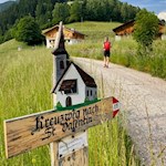 Von der Straße zweigt rechts der Kreuzweg nach St. Valentin ab