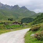 Die von spitz zulaufenden Gipfeln umrahmte Knuttenalm