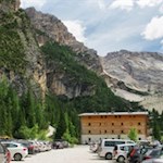 Die Wanderung zur Faneshütte beginnt und endet am Berggasthaus Pederü