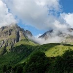 Ringsum ragen friedvolle Gipfel in die Höhe
