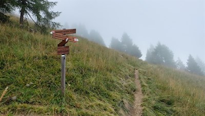 Der links abzweigende Weg auf das Gaisjoch sei nur geübten Kletterern empfohlen