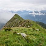 Die Wanderung auf den Steinspitz führt über steil abfallende Grashänge