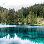 Malerisch spiegelt der Karersee die Umgebung wider