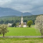 Inmitten-grüner-Wiesen-steht-das-Kirchlein-St-Valentin-bei-Pfalzen
