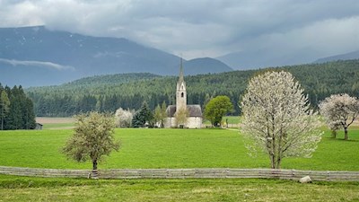 Inmitten grüner Wiesen steht das Kirchlein St. Valentin bei Pfalzen