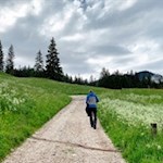 Durch schöne Wiesen zum Lunch See