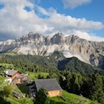 Die Schatzerhütte ist in eine malerische Landschaft gebettet