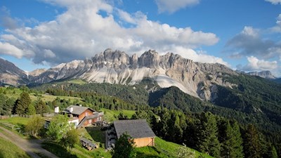 Die Schatzerhütte ist in eine malerische Landschaft gebettet
