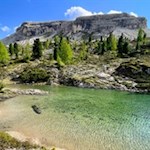 Hinter dem Limides See erhebt sich die Croda Negra