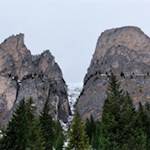 Das Langental wird von majestätischen Felswänden umrahmt