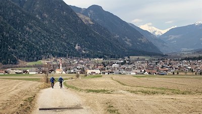 Von Gais folgen wir zunächst dem Feldweg in Richtung Waldsaum