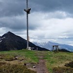 Gipfelkreuz und Aussichtsbank auf dem Lutterkopf