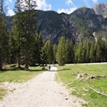 Nahe Brückele zweigt der breite Wanderweg Nr. 18 zur Stolla Alm ab