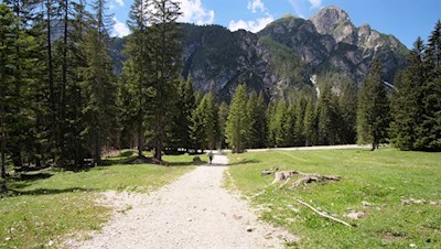 Nahe Brückele zweigt der breite Wanderweg Nr. 18 zur Stolla Alm ab