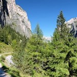 Der Kreuzweg schlängelt sich am Fuße der Steviawände entlang