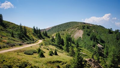 Vor uns erhebt sich der kleine Spieler