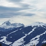 In der Ferne ragen der Peitlerkofel und der Kronplatz in die Höhe