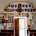 Zahlreiche Danksagungen an die Gottesmutter zieren das Innere des Höhenkirchleins