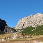 Die beliebte Edelweißhütte zu Füßen des Sassongher