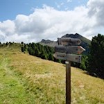 Am rechten Wegesrand zweigt der Steig Nr. 33 zur Taistner Alm ab