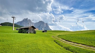 Der Marinzenlift vor der malerischen Kulisse des Schlern