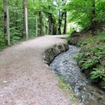Den plätschernden Waal entlang zum Gasthaus Happichl