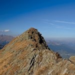 Der ausgesetzte, gesicherte Gipfelgrat kurz vor dem Gipfelkreuz der Jaufenspitze